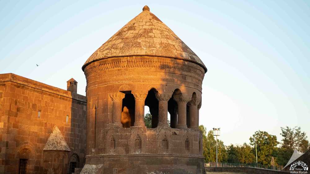 EMİR BAYINDIR KÜMBETİ